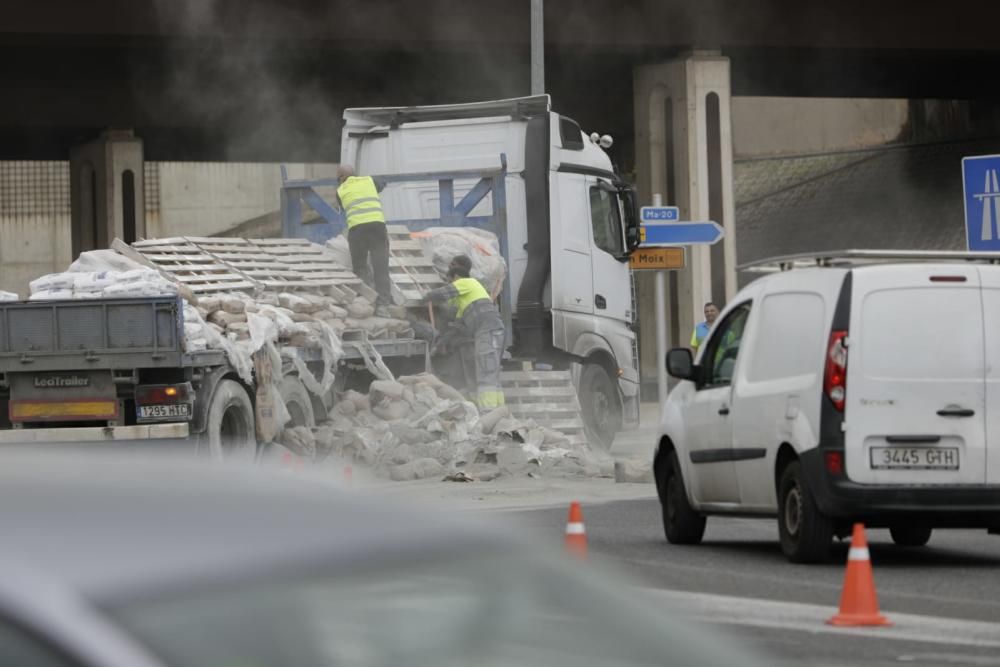 Un camión pierde la carga en la carretera de Puigpunyent