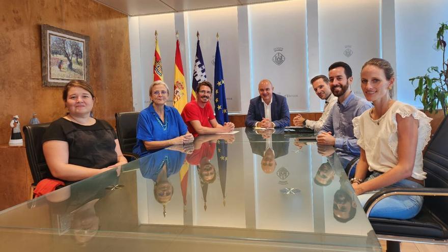 Aixa Torres, a la derecha, durante una reunión con el equipo de gobierno del Consell de Eivissa en octubre de 2022. | C.NAVARRO