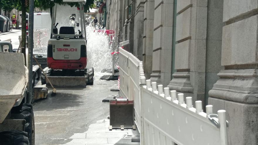 Una fuga provoca un géiser de agua en Velázquez Moreno