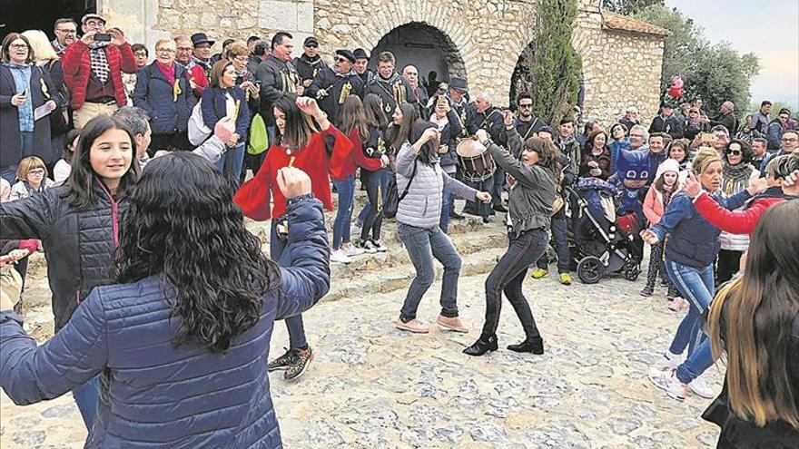 Betxí sube a la Muntanyeta y cumple con el ‘Ball del Barril’