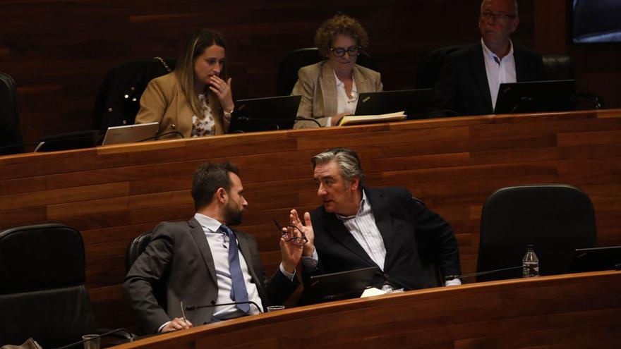 Sesión maratoniana en la Junta. Arriba, la bancada del PP durante el Pleno, que se prolongó siete horas y en el que de nuevo estuvo ausente Teresa Mallada. Sobre estas líneas, el presidente Barbón.  | | LUISMA MURIAS