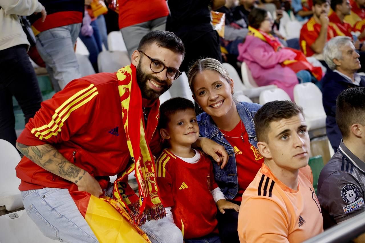 El apoyo de la afición cordobesa a la selección española, en imágenes