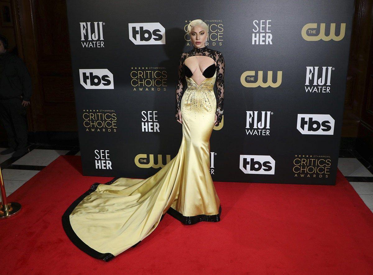 Lady Gaga apostó por un look sensual en dorado y negro