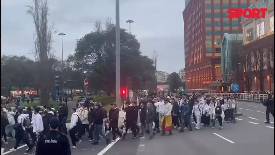 ¡Cánticos contra el Atlético en la llegada de la afición merengue a Da Luz!