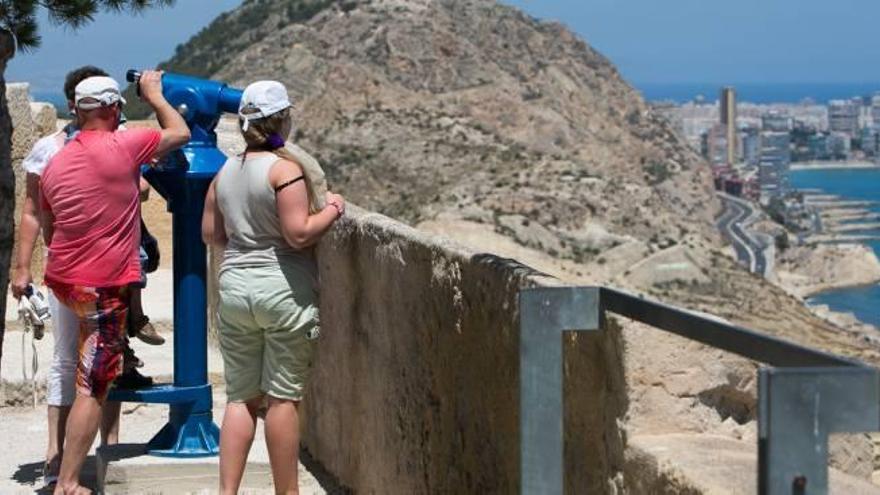 Una pareja de turistas contempla la bahía de Alicante desde el Castillo de Santa Bárbara, uno de los grandes patrimonios de la ciudad