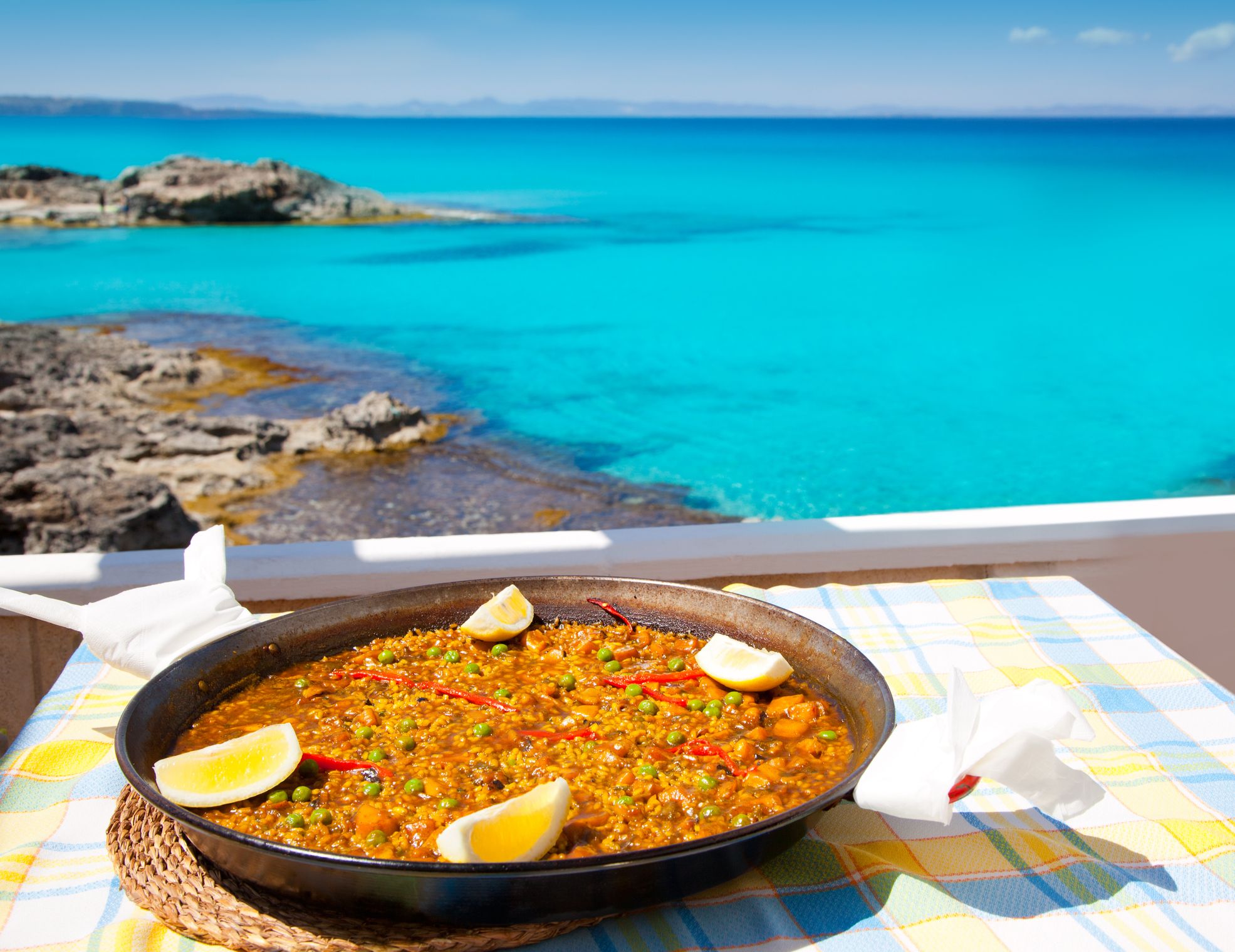 Cinco restaurantes para comer una buena paella con vistas al mar en Mallorca.