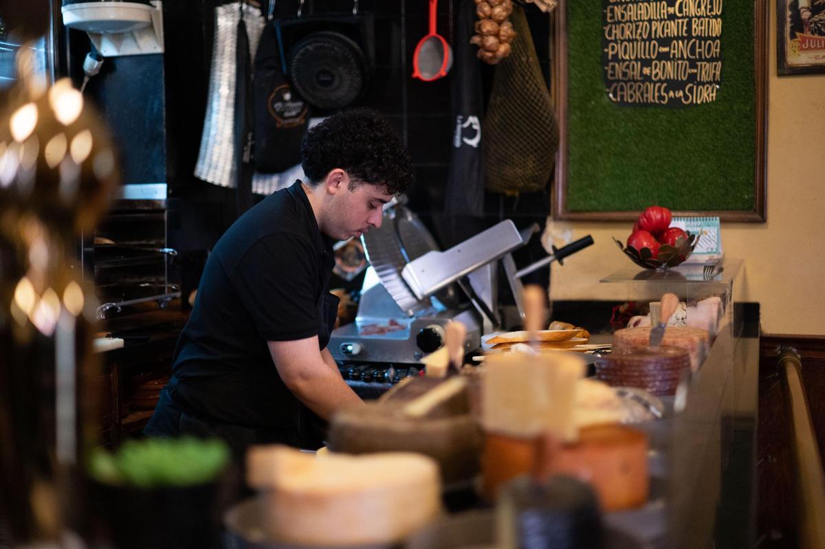 En imágenes | Casa Dominó, el bar de Zaragoza que dio origen a la tapa aragonesa más famosa: "La receta solo la sabe la familia"