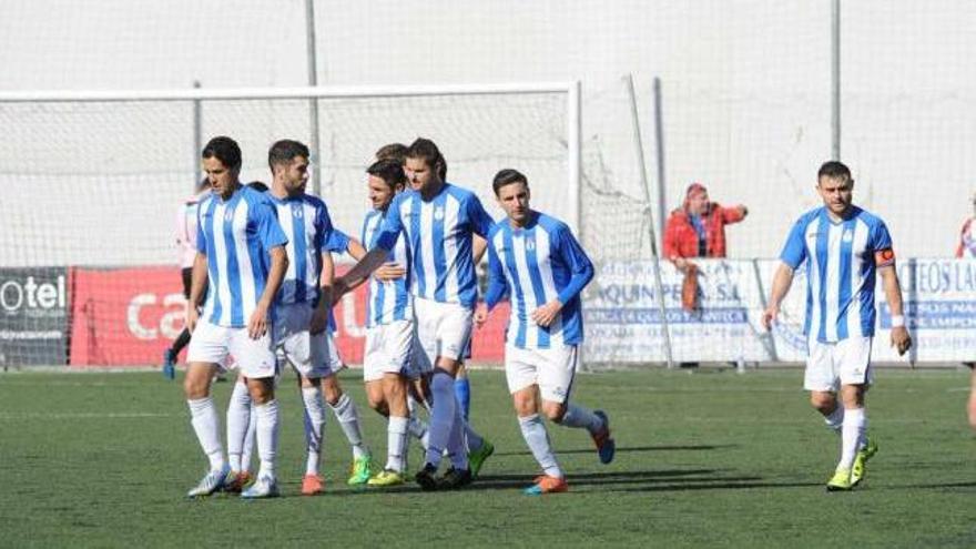 Los jugadores del Real Avilés, tras marcar el gol ante el Langreo, que no sirvió para puntuar.