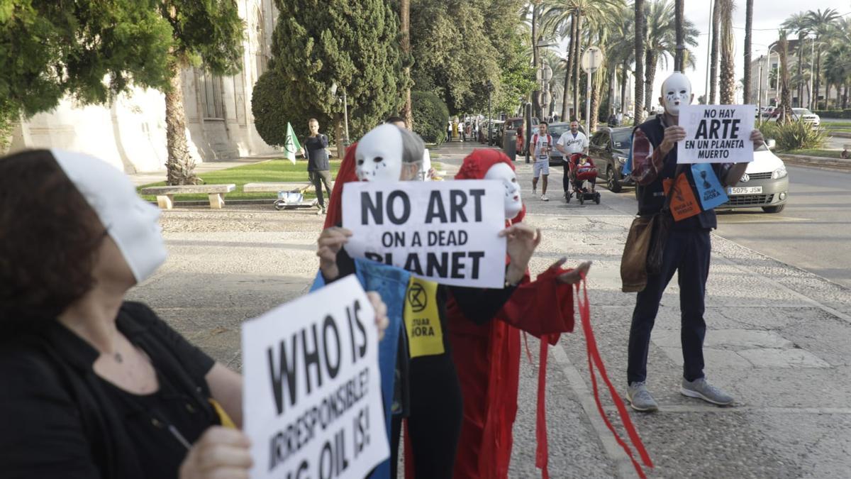 Protesta ecologista con motivo del encuentro internacional de museos en Palma: &quot;No habrá arte en un planeta muerto&quot;