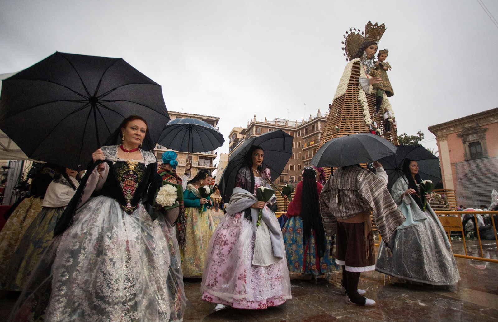 Desfile de chubasqueros y paraguas ante la Mare de Déu