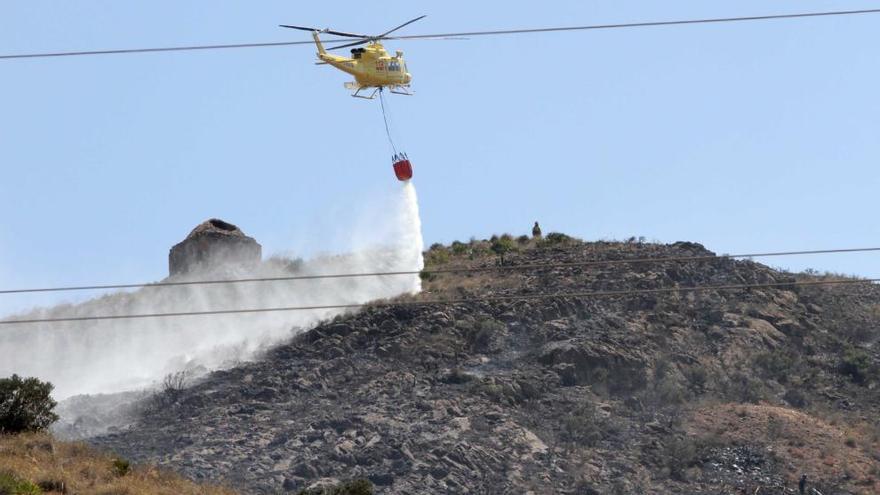 Un incendio arrasa más de dos hectáreas del monte Miral frente al monasterio de San Ginés