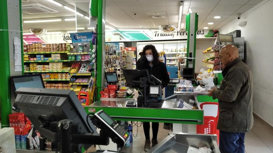 La zona de cajas del supermercado de El Saladar, en Xàbia, próximo a la urbanización del Tossalet.