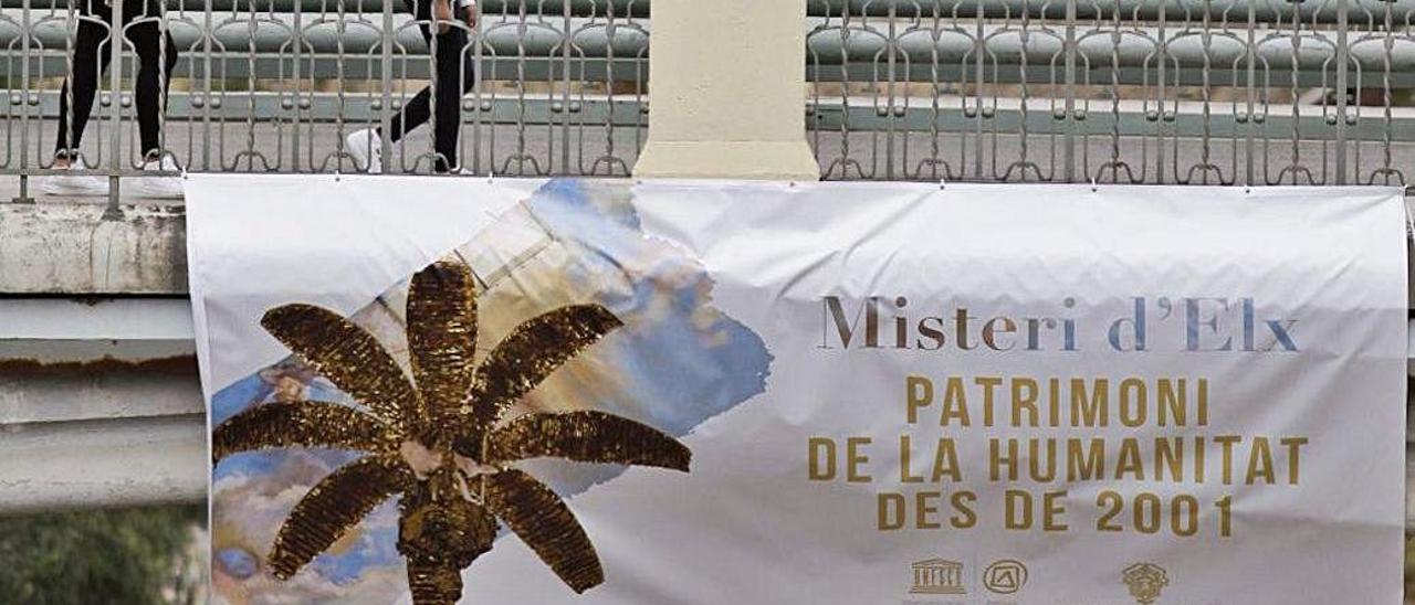 Uno de los puentes de Elche, con una lona del Misteri.