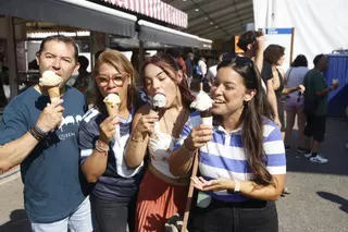 Los bocados de la Feria son tradición: bocadillos de calamares, helados artesanales y dulces típicos sacian el hambre de los visitantes (en imágenes)