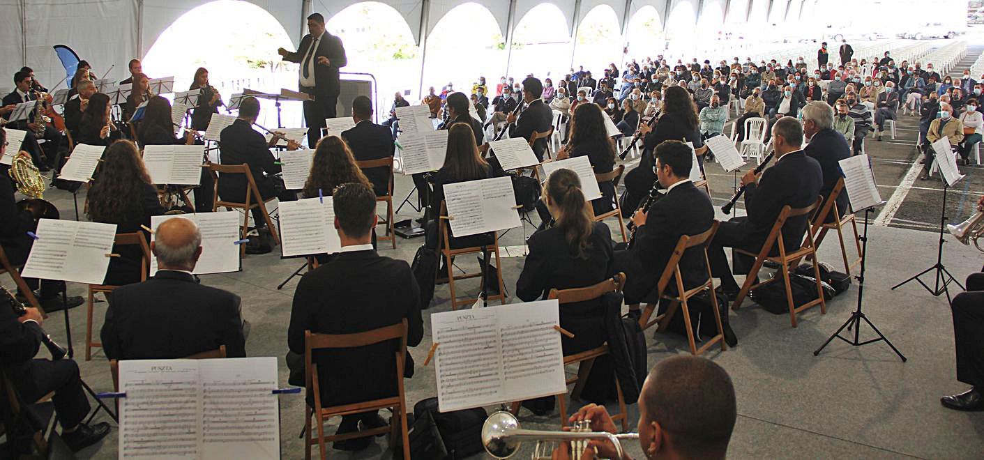 El concierto de la Banda de Valladares llenó la carpa.