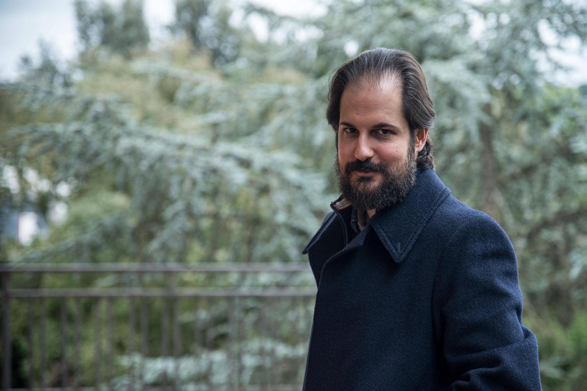 Carles Morell viu a Artés, corregeix llibres i actualment escriu més prosa que poesia