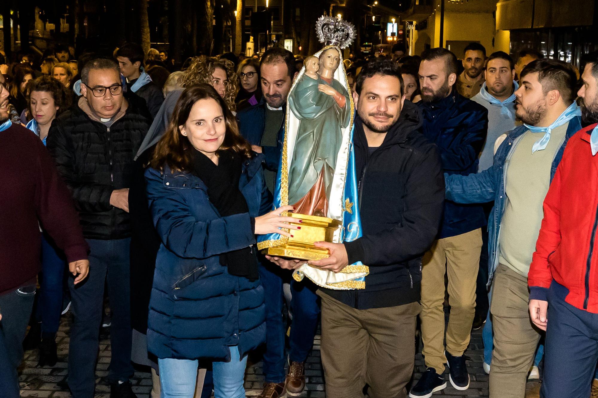 Devoción en Benidorm en la procesión de L'Alba