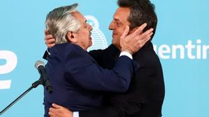 El presidente de Argentina, Alberto Fernández, abraza al ministro de Economía y candidato del peronismo a los comicios de octubre, Sergio Massa, en un acto en agosto de 2022.