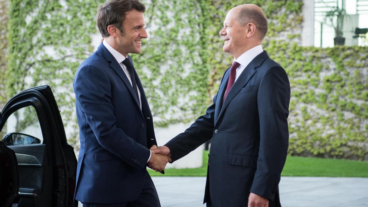 El presidente francés, Emmanuel Macron, salud al canciller alemán, Olaf Scholz.