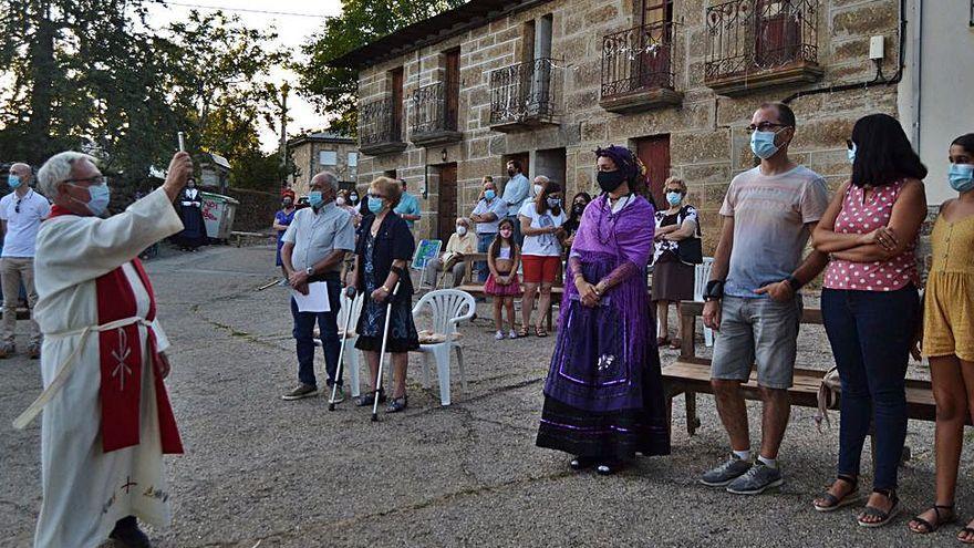 El sacerdote procede la bendición durnte la celebración religiosa.