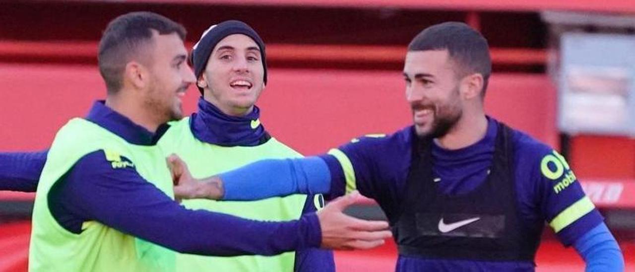 Dani Rodríguez, Sedlar y Russo bromean durante un entrenamiento de esta semana en el Visit Mallorca Estadi.