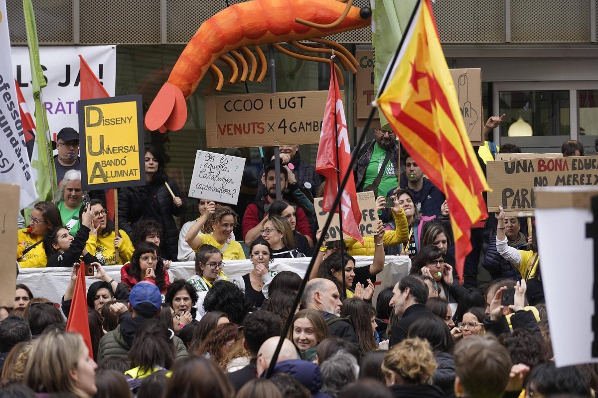 Les imatges de la protesta dels docents davant de la Generalitat a Girona