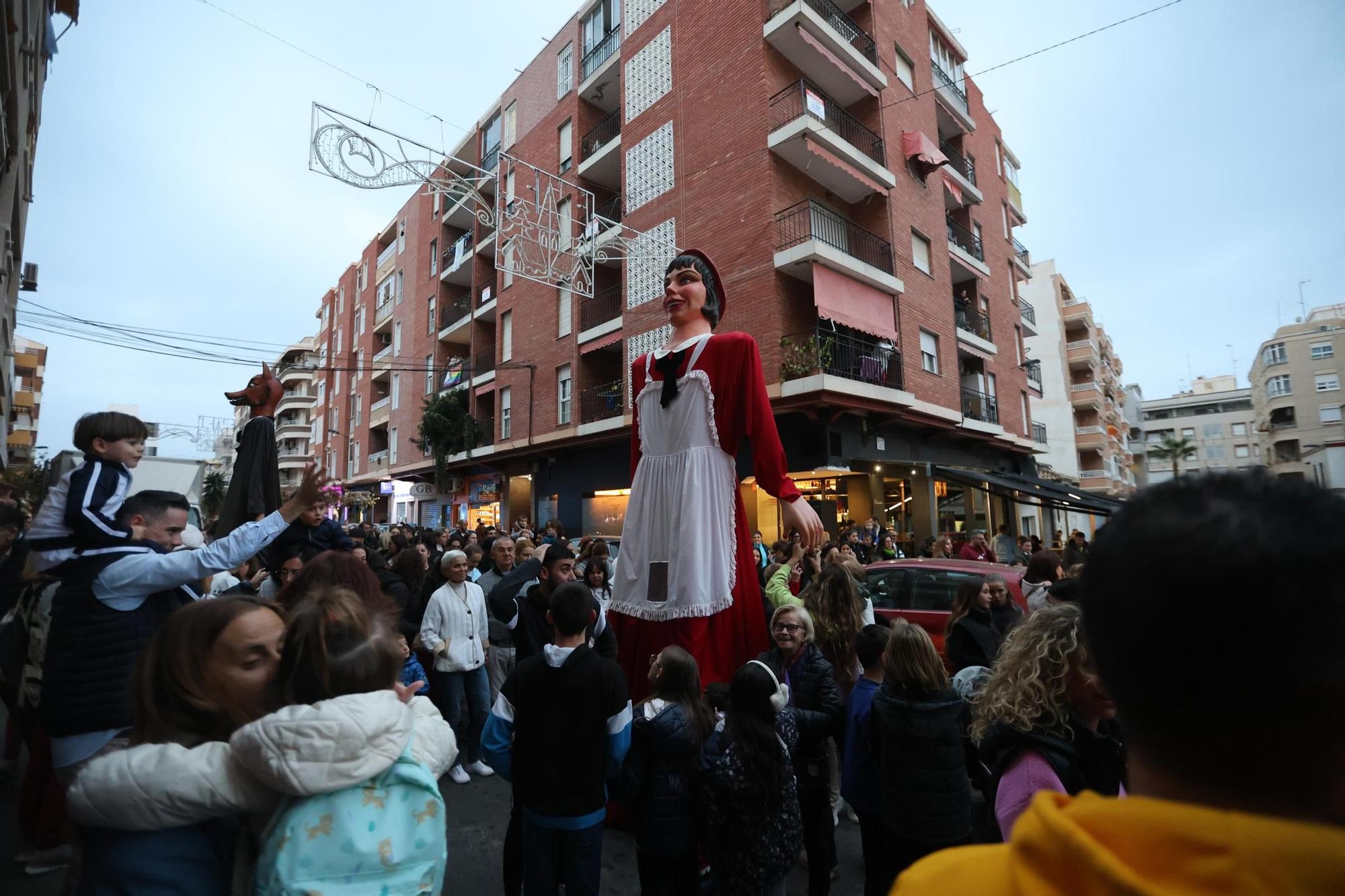 Llegan Lilí, El Lobo, El Ogro, la Serafina y el Ora Por Nobis. Es la Charamita. Es fiesta en Torrevieja