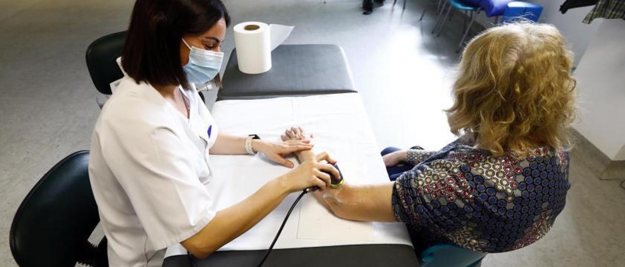 Una paciente en la consulta de la fisioterapeuta en el centro de salud Almozara, en Zaragoza.