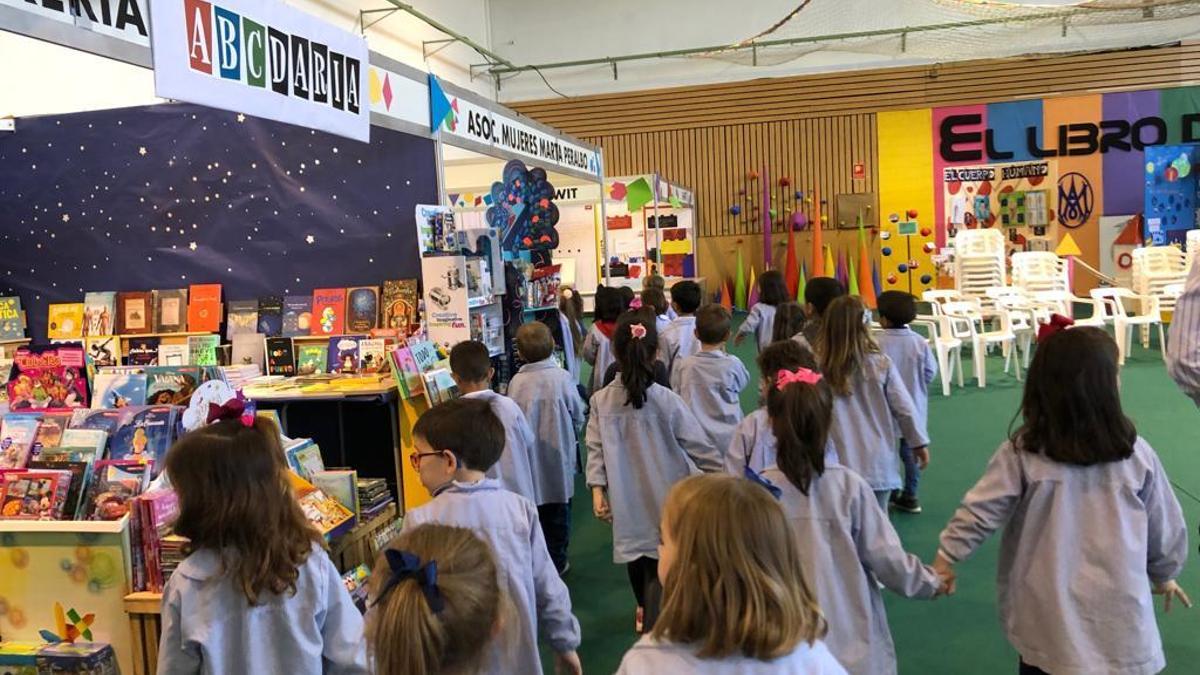 Escolares visitan el Salón del Libro en una edición anterior.