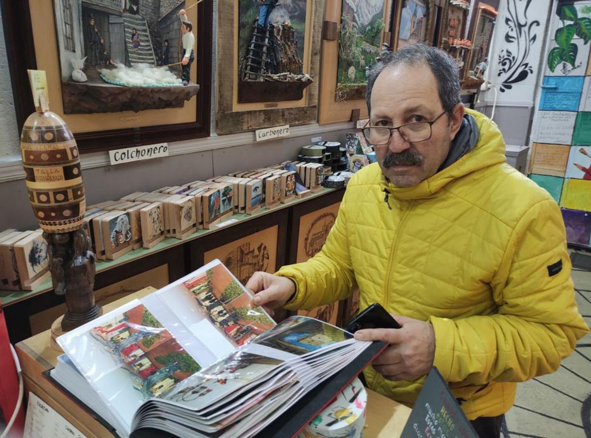 José Ángel Llamas revisando fotografías antiguas. | E. P.