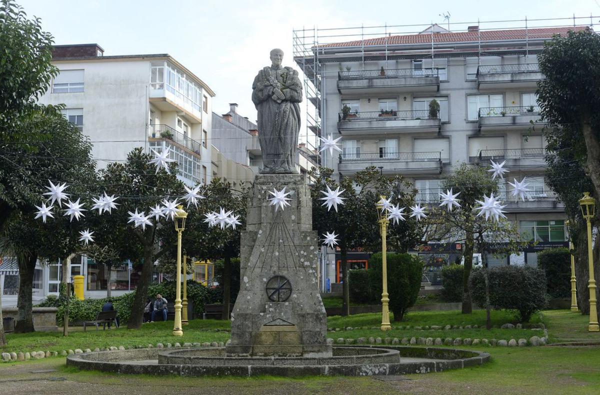 Iluminación de la estatua de Ramón Aller.
| Bernabé/Javier Lalín