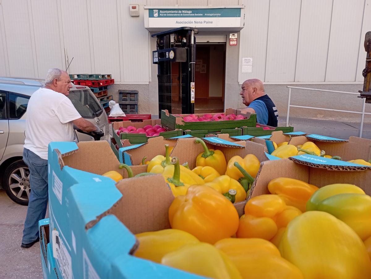 Descargando fruta y verdura.