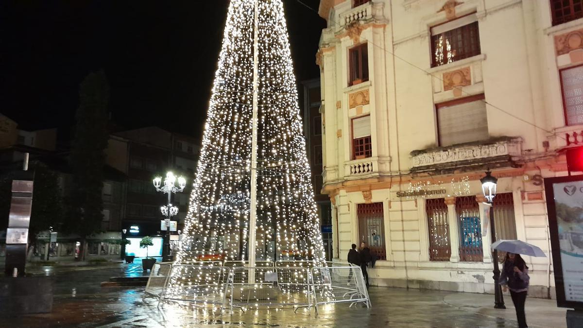 El árbol de Navidad en Langreo, ya iluminado.