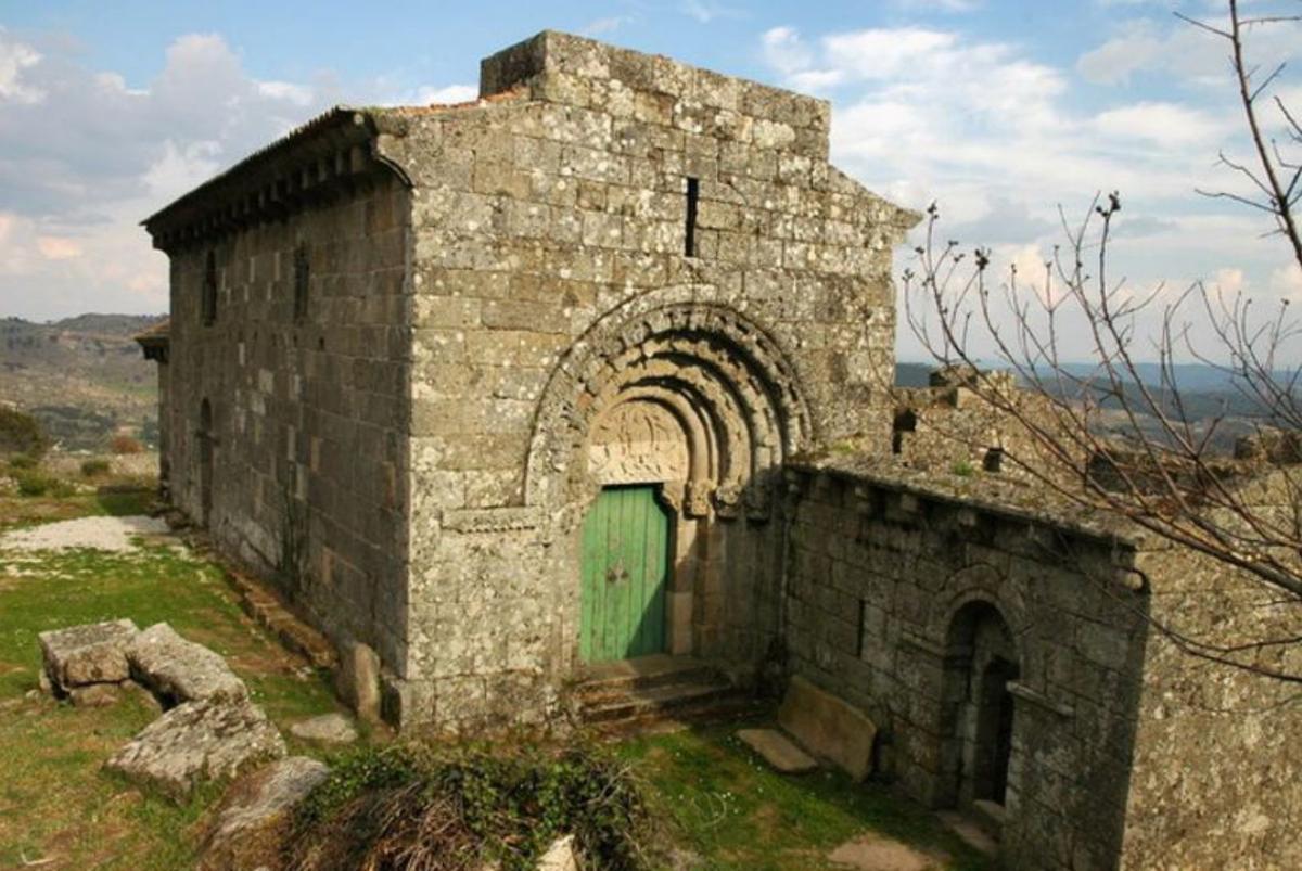 De arriba abaixo:igrexa de San Salvador; castelo de Ansiães; outra perspectiva de San Salvador; igrexa de São João Baptista Extramuros.