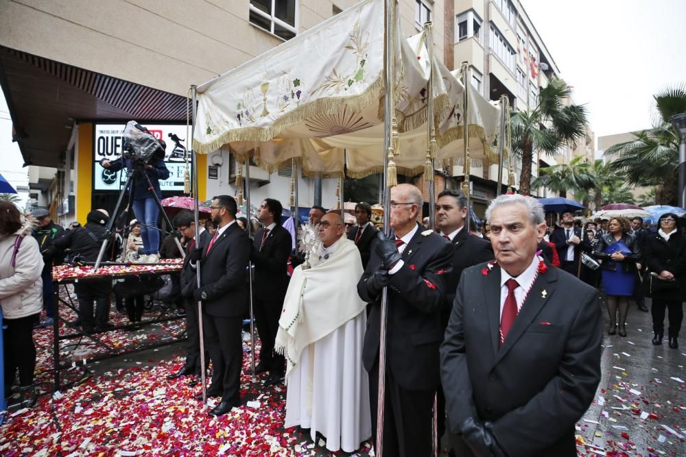 Pese a la fina lluvia que caía a primera hora de la mañana la procesión de Domingo de Resurección pudo celebrar el tradicional Encuentro en las cuatro esquinas