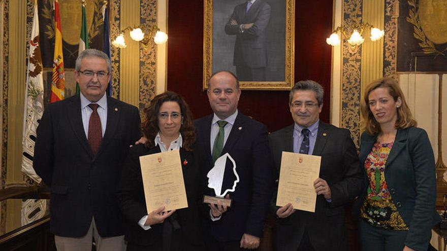 Los premiados, con el alcalde Manuel Barón (en el centro).