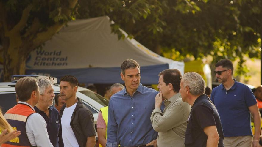 Sánchez destaca la evolución favorable del incendio, pero asegura que "quedan horas complejas"