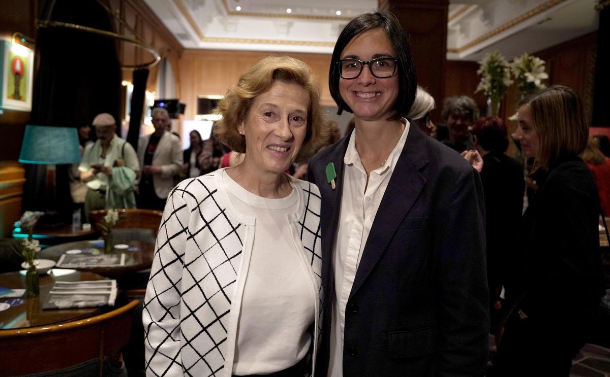 Inés Martín Rodrigo, escritora y periodista de Abril, y Julia Navarro, escritora.