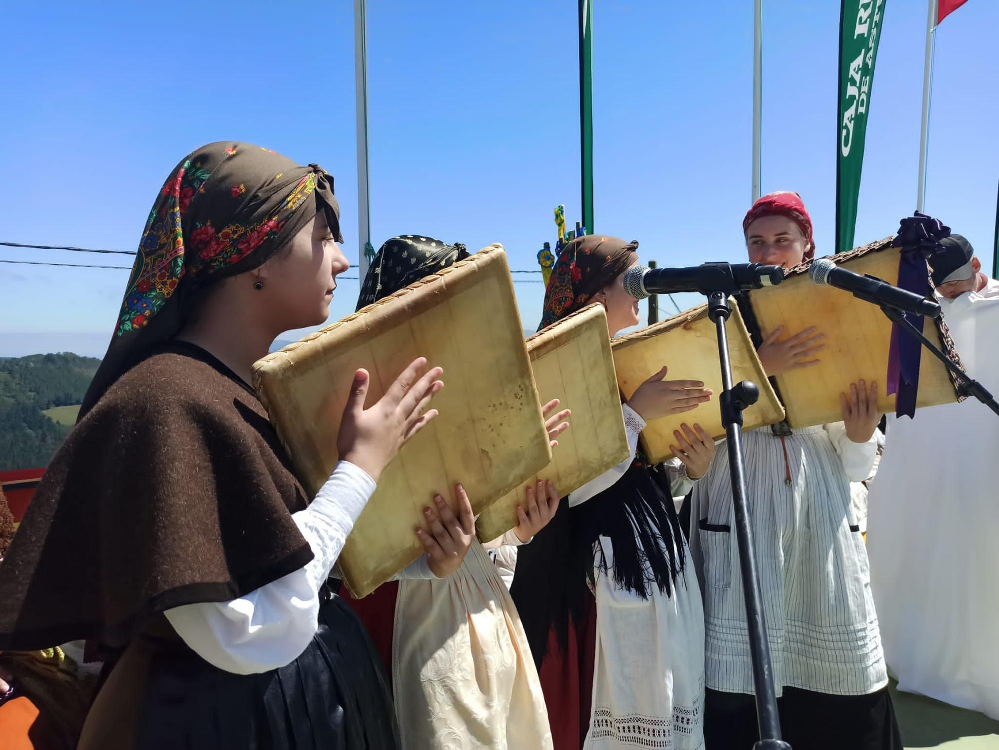 En imágenes: Así ha sido la histórica boda vaqueira en Aristébano con la presencia de Adrián Barbón