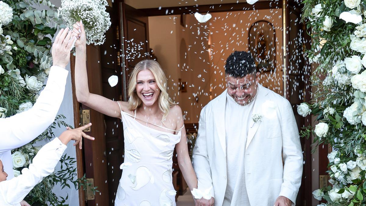 La boda ibicenca de Ronaldo Nazario y Celina Locks (y el vestido boho-chic de la novia cuyo escote amarás)