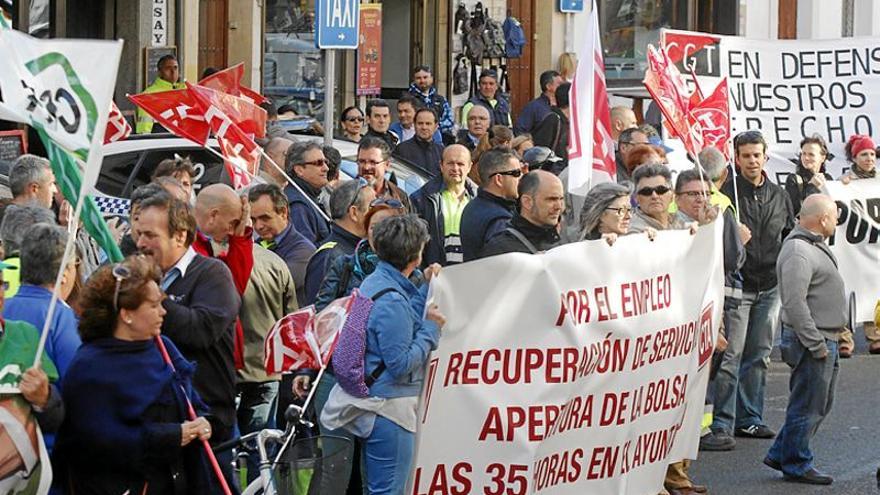 Los trabajadores municipales elevan el tono de su protesta en la concentración de los viernes