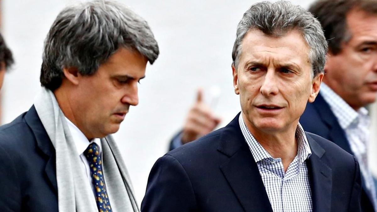 Macri (derecha) camina junto al hasta ministro de Finanzas, Alfonso Prat-Gay, en la residencia presidencial de Los Olivos, en Buenos Aires, el 6 de mayo.
