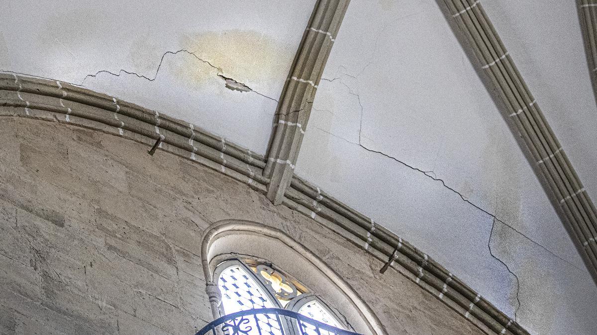 Una de las muchas grietas abiertas en el interior de la iglesia parroquial