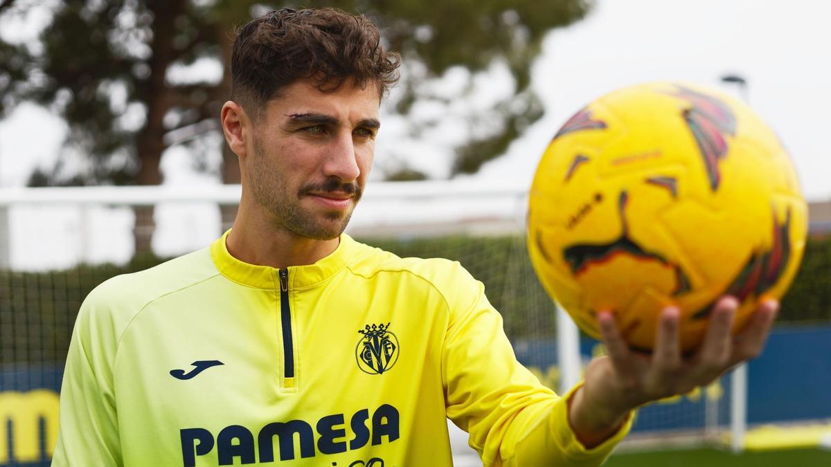 Santi Comesaña, centrocampista del Villarreal CF, atendió a ‘Mediterráneo’ sobre el césped de Miralcamp.