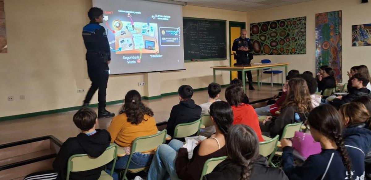 Agentes de la Policía Local impartiendo una de las charlas. | D.P.