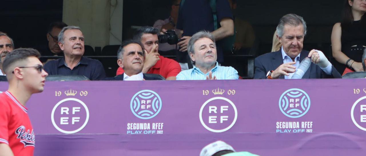 El presidente Agustín Ramos, en el centro, durante el play off de ascenso del Real Murcia.