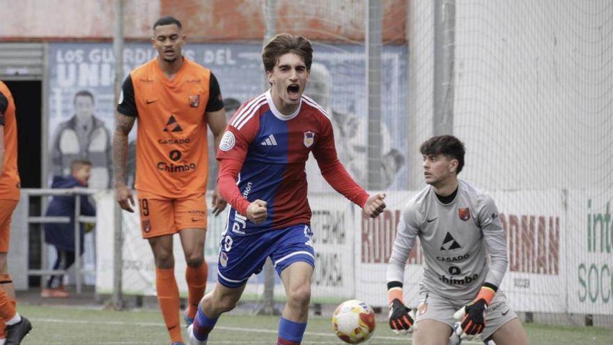 Sergio Neira firma un póker y acerca al Langreo a la salvación