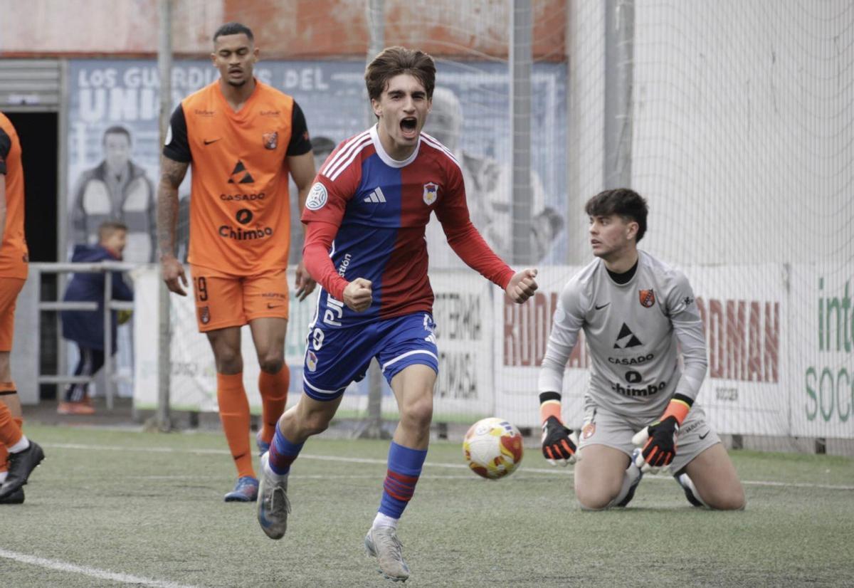 Sergio Neira celebra uno de los cuatro goles que marcó para el Langreo en el partido ante el Sámano.