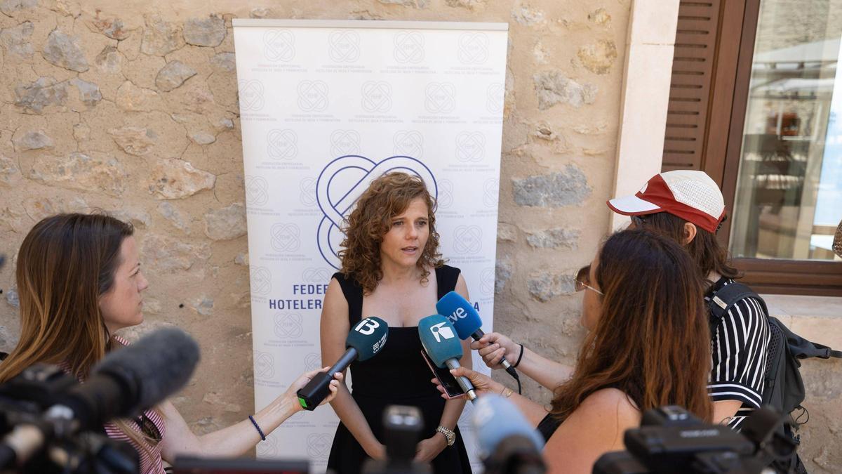 María Costa Roig en la rueda de prensa tras la asamblea en el Parador de Ibiza.