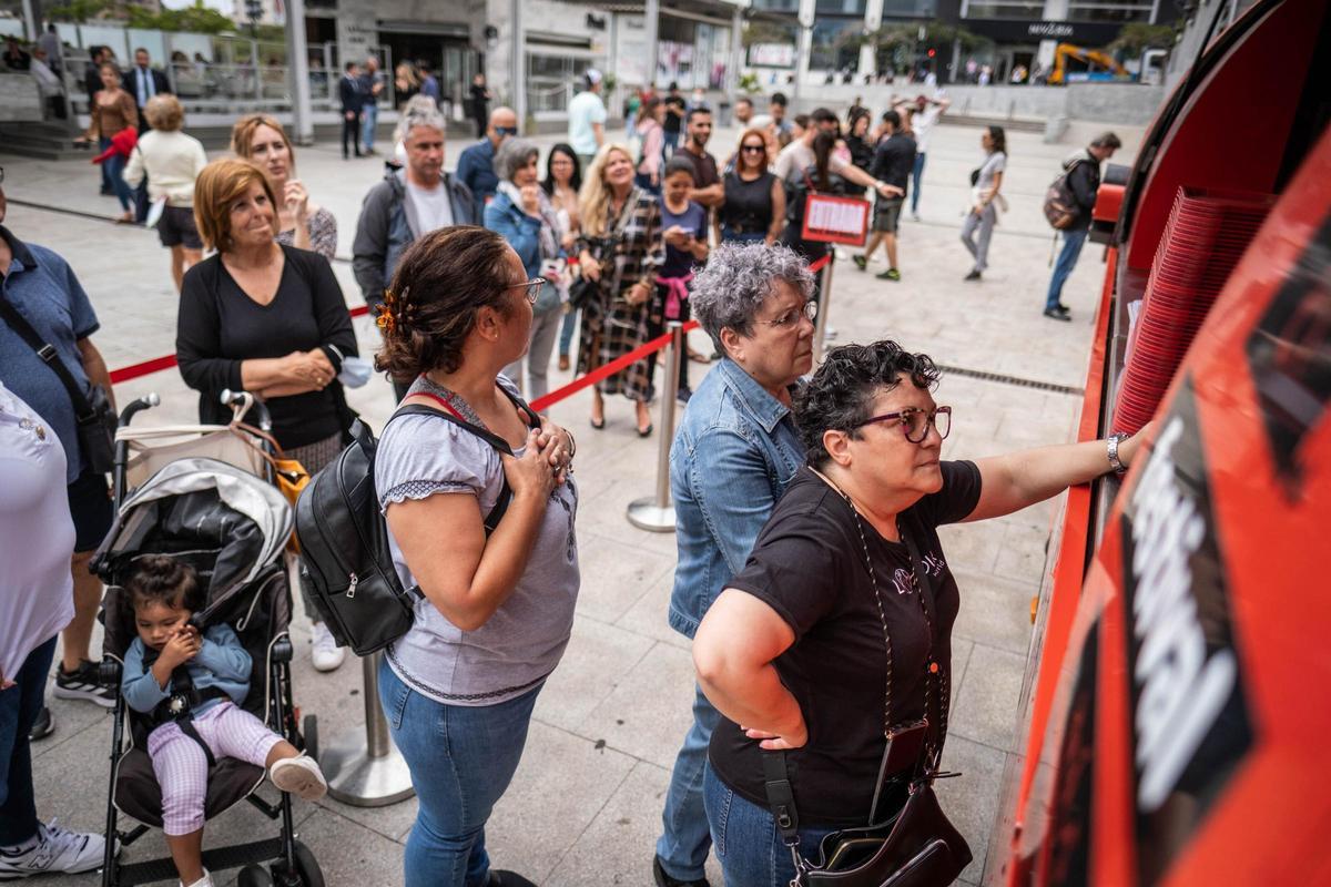 Colas en el estreno en Tenerife de GoXo, la food truck de Dabiz Muñoz